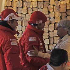 Alonso y Fisichella saludan a Bernie Ecclestone