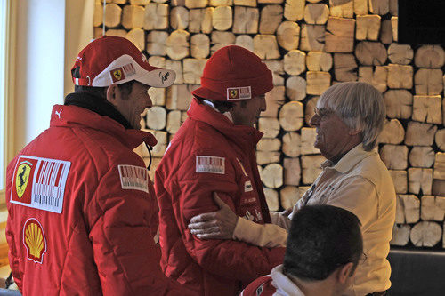 Alonso y Fisichella saludan a Bernie Ecclestone