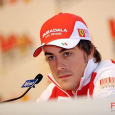 Alonso escucha una pregunta de la prensa