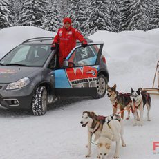 Massa deja el trineo y se sube al coche