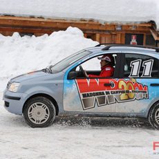 Fernando sobre la nieve con un turismo