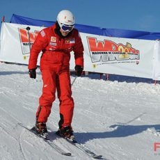 Alonso calienta un poco antes de competir