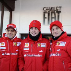 Felipe, Fernando y Giancarlo posan con la marca que les apoya