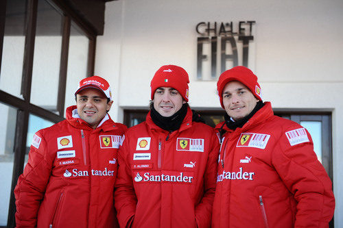 Felipe, Fernando y Giancarlo posan con la marca que les apoya