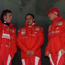 Los tres pilotos de Ferrari charlan relajados
