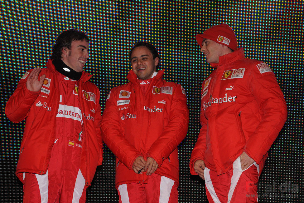 Los tres pilotos de Ferrari charlan relajados