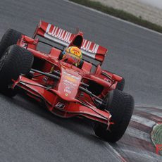 Primeras vueltas de Rossi sobre la pista húmeda