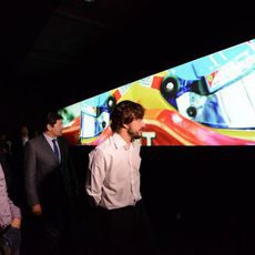 Fernando Alonso pasea por el museo