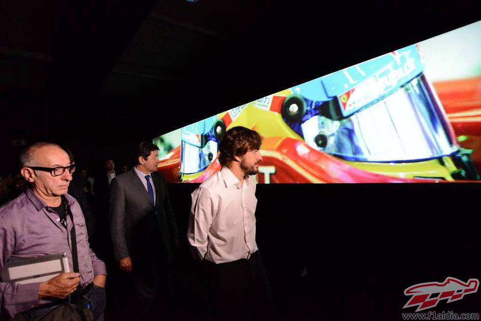 Fernando Alonso pasea por el museo