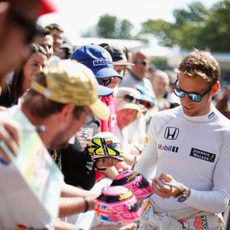 Jenson Button firma autógrafos