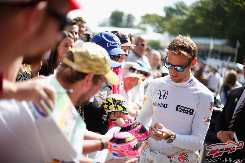 Jenson Button firma autógrafos