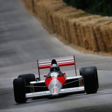 Nyck De Vries, al volante del McLaren MP4/4