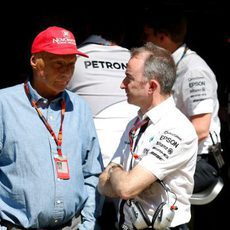 Niki Lauda charla con Paddy Lowe