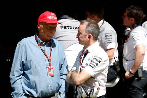 Niki Lauda charla con Paddy Lowe
