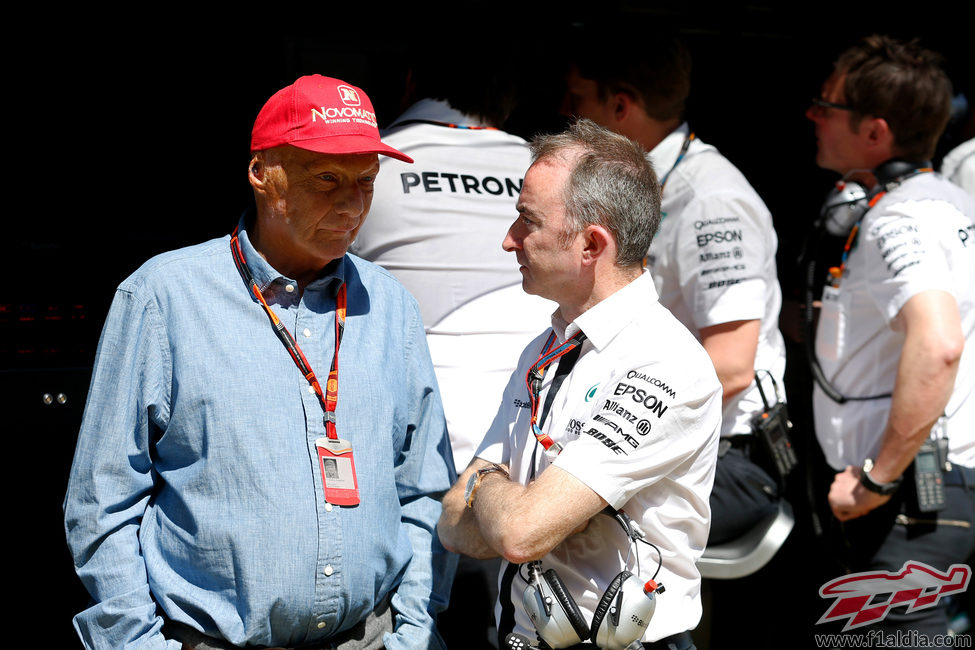 Niki Lauda charla con Paddy Lowe