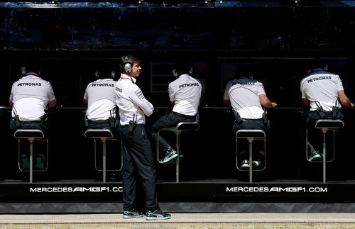 Mucho trabajo en el muro de Mercedes