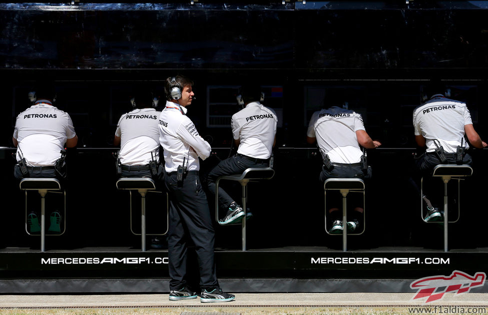 Mucho trabajo en el muro de Mercedes