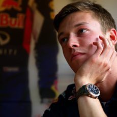 Un pensativo Daniil Kvyat atiende a los medios