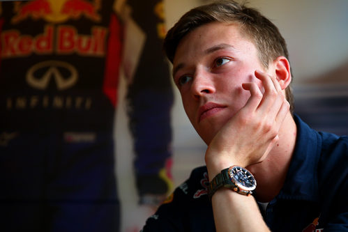 Un pensativo Daniil Kvyat atiende a los medios