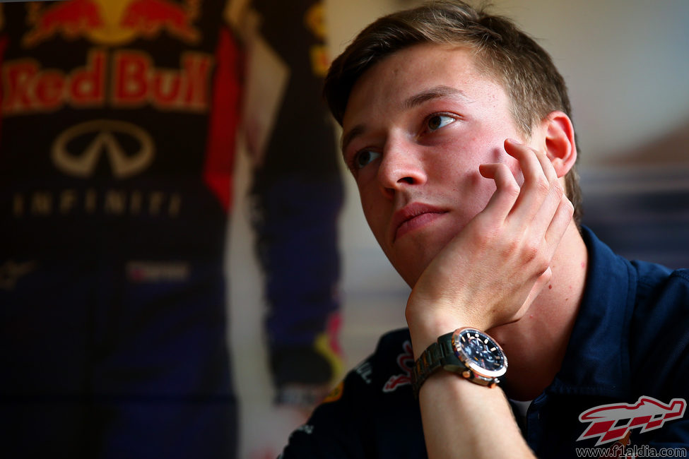 Un pensativo Daniil Kvyat atiende a los medios