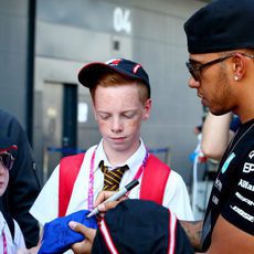 Lewis Hamilton firma autógrafos en Silverstone