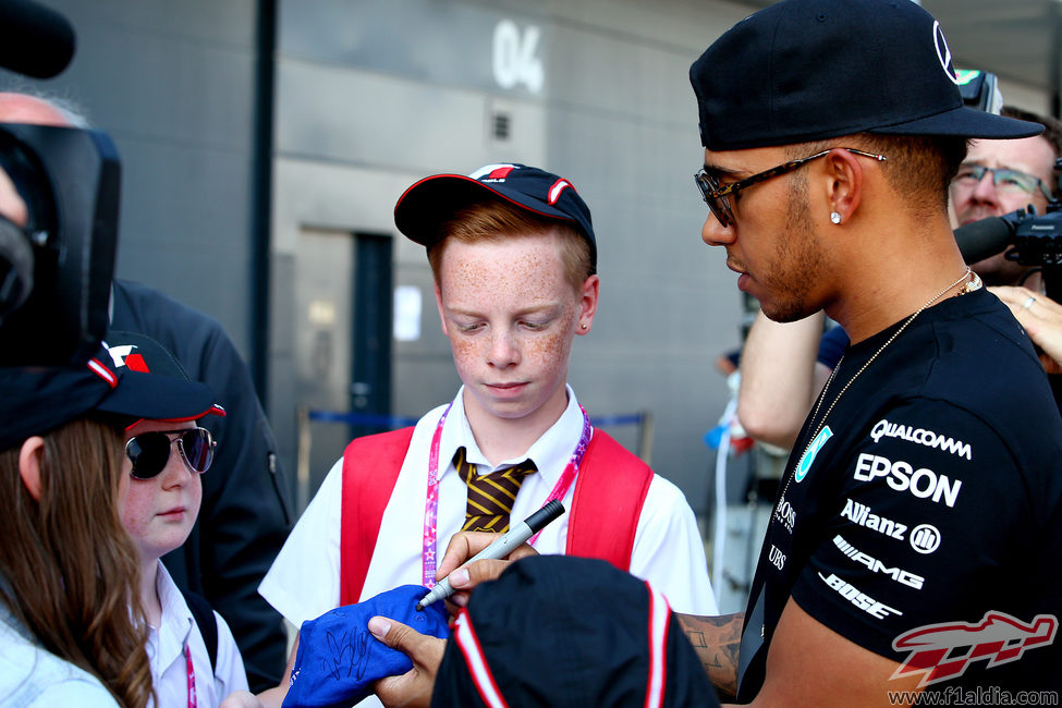 Lewis Hamilton firma autógrafos en Silverstone