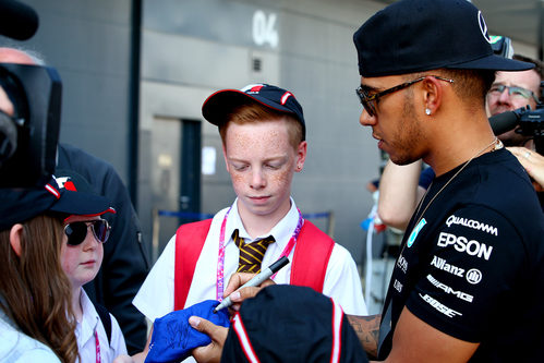 Lewis Hamilton firma autógrafos en Silverstone