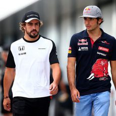 Fernando Alonso charlando con Carlos Sainz en el paddock