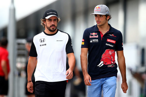 Fernando Alonso charlando con Carlos Sainz en el paddock