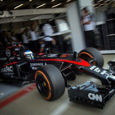 Fernando Alonso saliendo del garaje