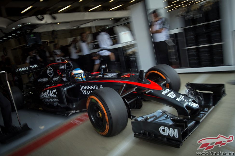 Fernando Alonso saliendo del garaje