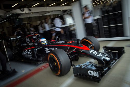 Fernando Alonso saliendo del garaje