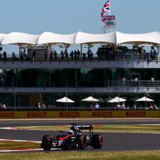 Fernando Alonso rueda con el MP4-30 en Silverstone