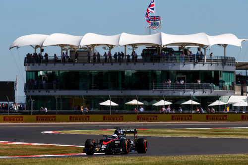 Fernando Alonso rueda con el MP4-30 en Silverstone