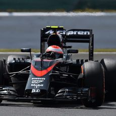 Jenson Button trazando una curva en Silverstone