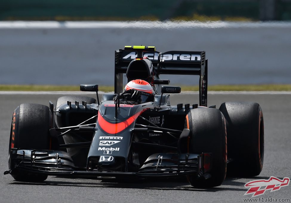 Jenson Button trazando una curva en Silverstone