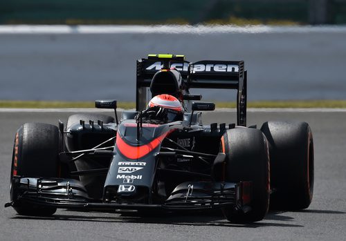 Jenson Button trazando una curva en Silverstone