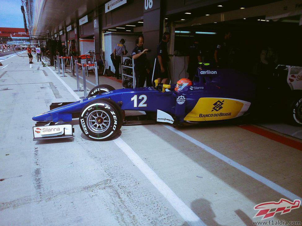 Felipe Nasr saliendo del garaje