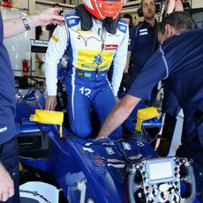 Felipe Nasr subiéndose a su coche