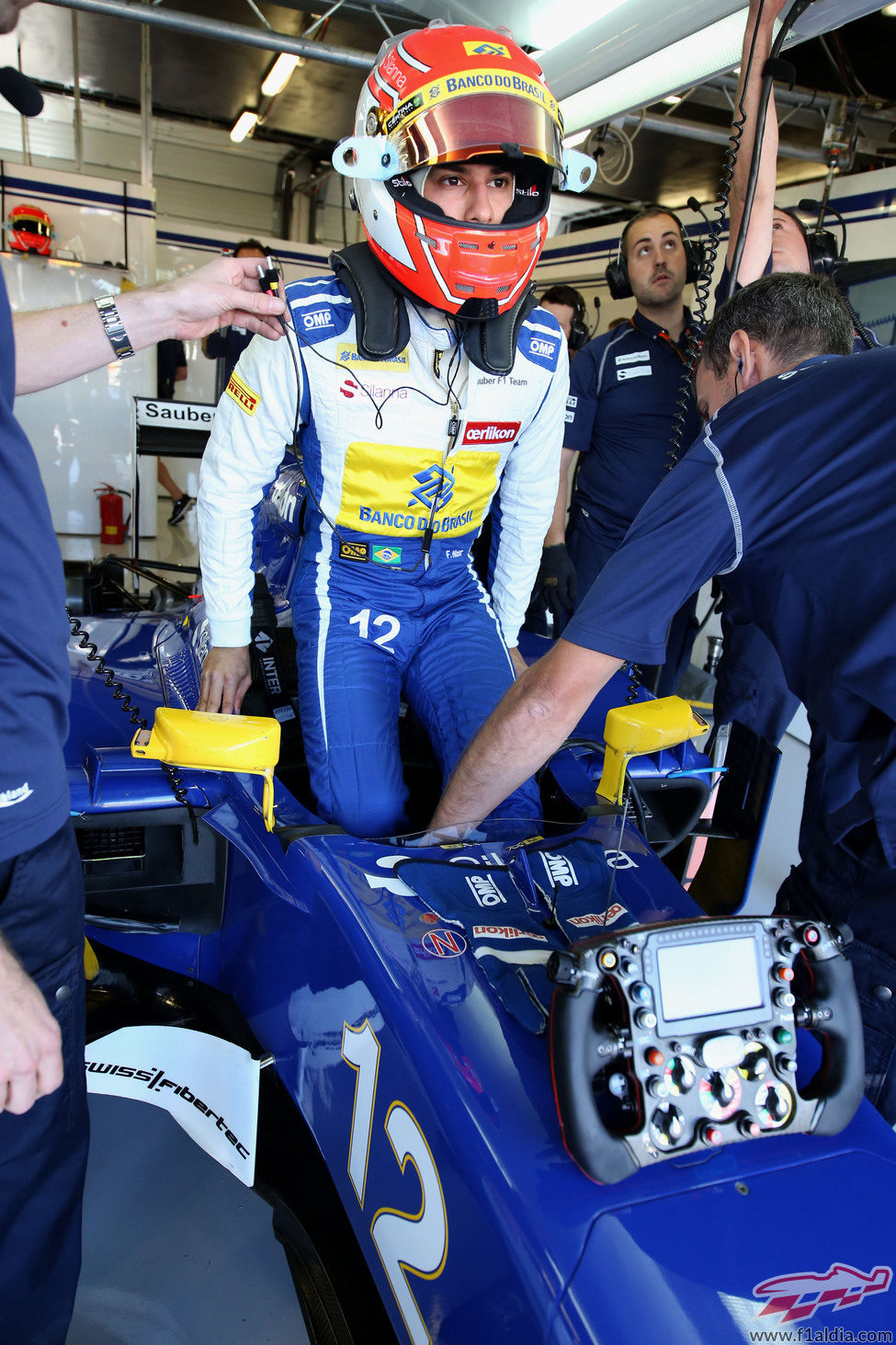 Felipe Nasr subiéndose a su coche