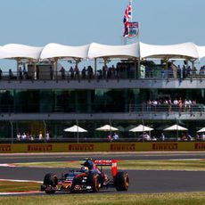 Carlos Sainz exprime su STR10 en el trazado de Silverstone