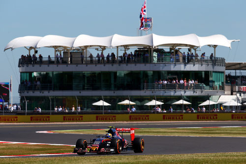 Carlos Sainz exprime su STR10 en el trazado de Silverstone