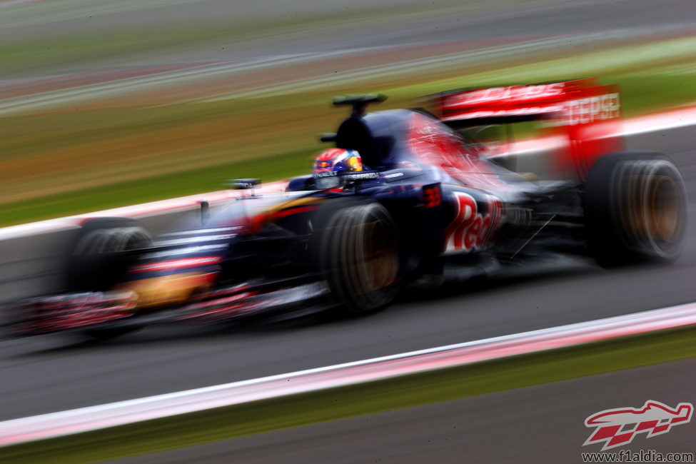 Max Verstappen vuela en el trazado de Silverstone