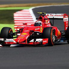 Kimi Räikkönen se acerca a los límites del trazado de Silverstone