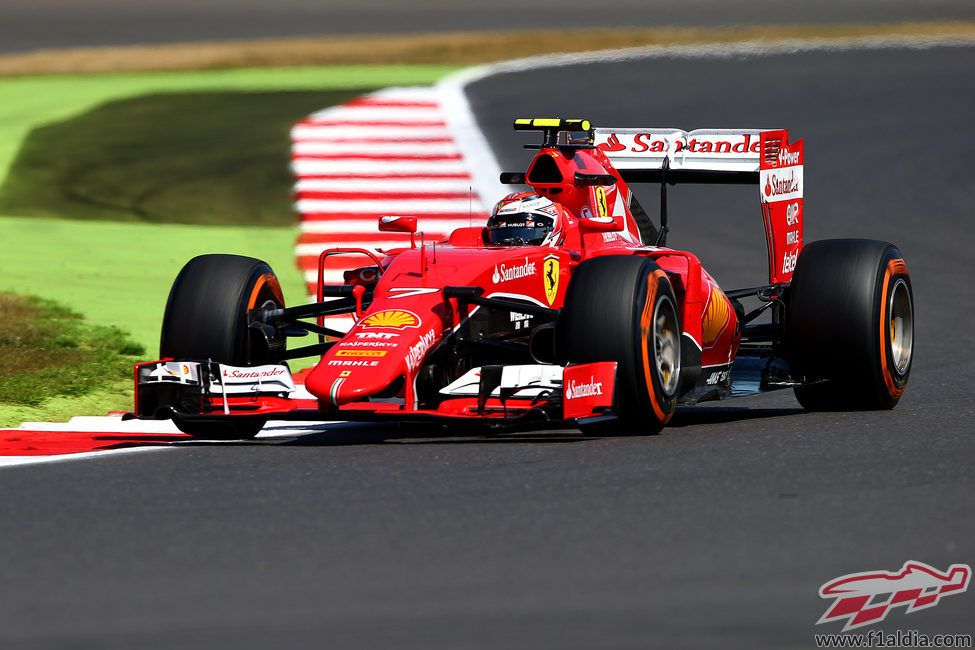 Kimi Räikkönen se acerca a los límites del trazado de Silverstone