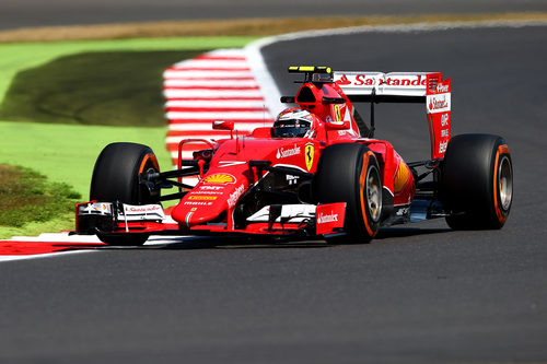 Kimi Räikkönen se acerca a los límites del trazado de Silverstone