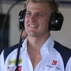 Marcus Ericsson viendo los L1 en el garaje