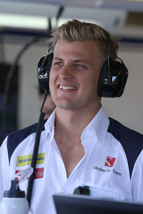 Marcus Ericsson viendo los L1 en el garaje