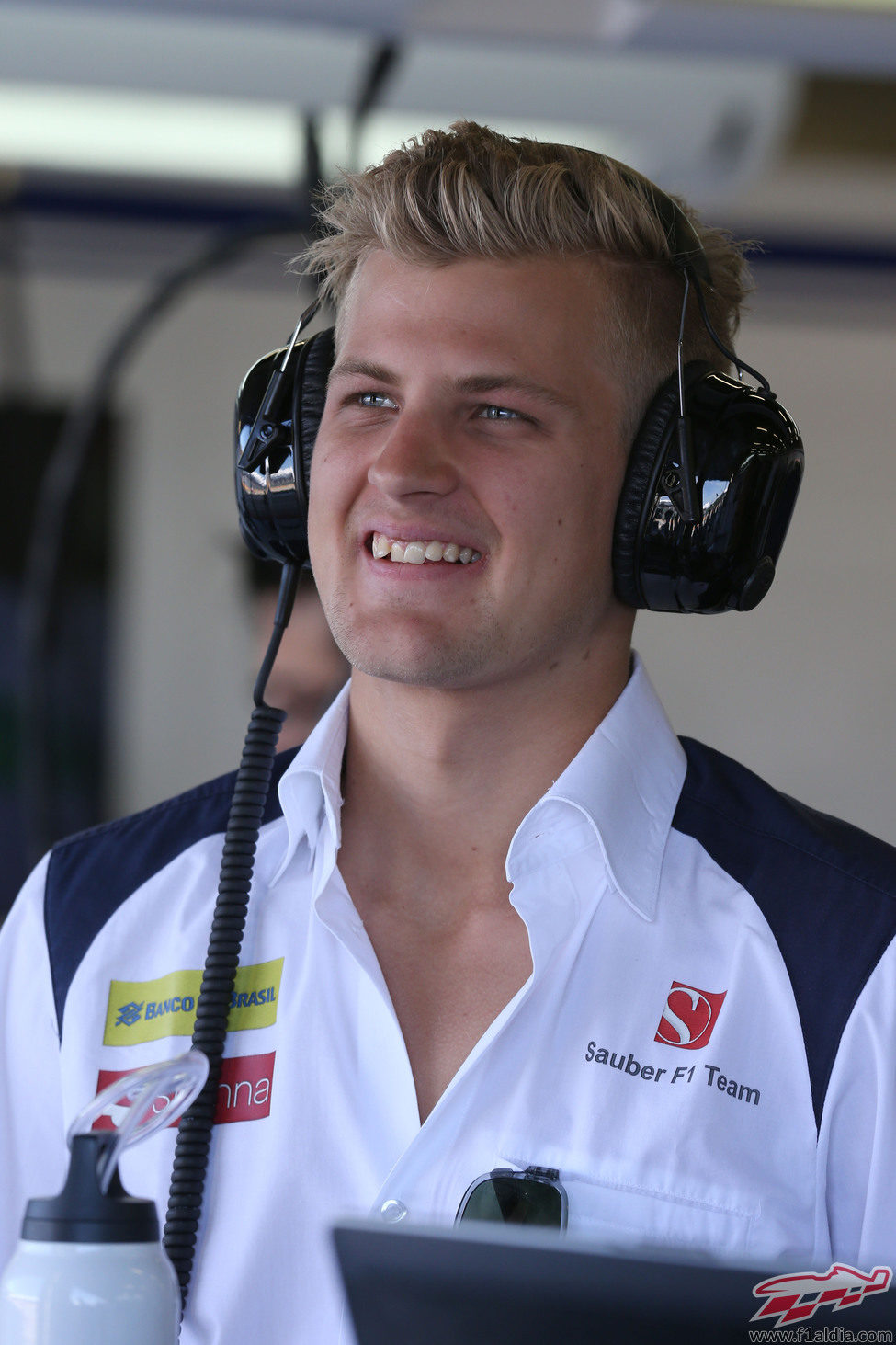 Marcus Ericsson viendo los L1 en el garaje