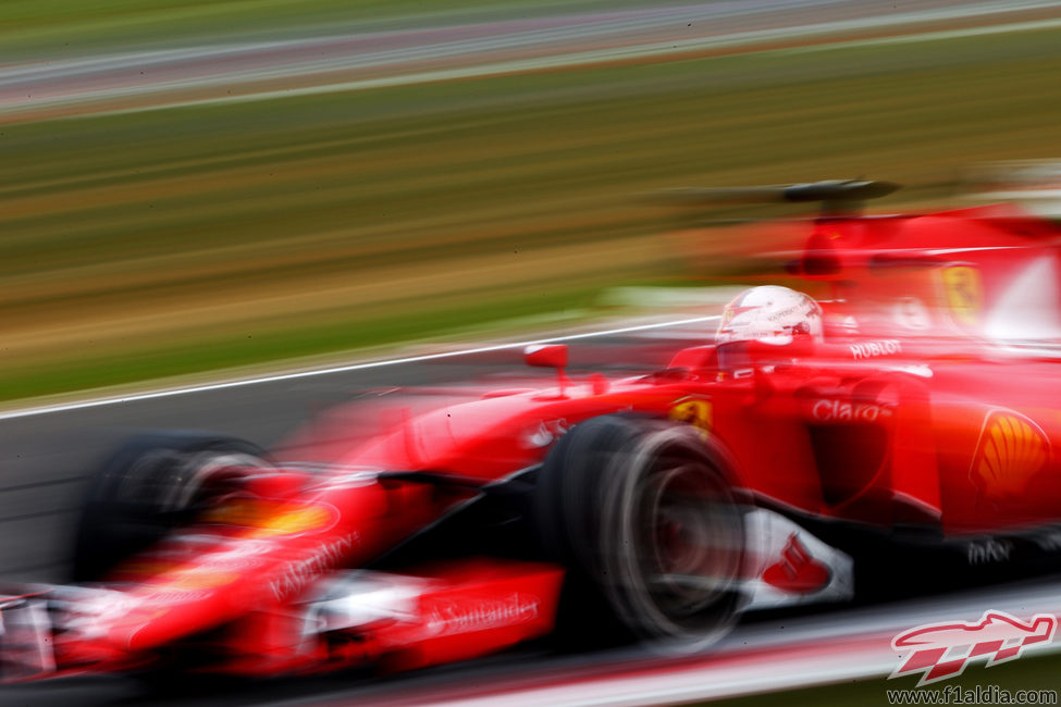 Sebastian Vettel vuela en el trazado de Silverstone